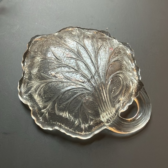 Indiana Glass Clear Cabbage Leaf Design Dish - Picture 2 of 3